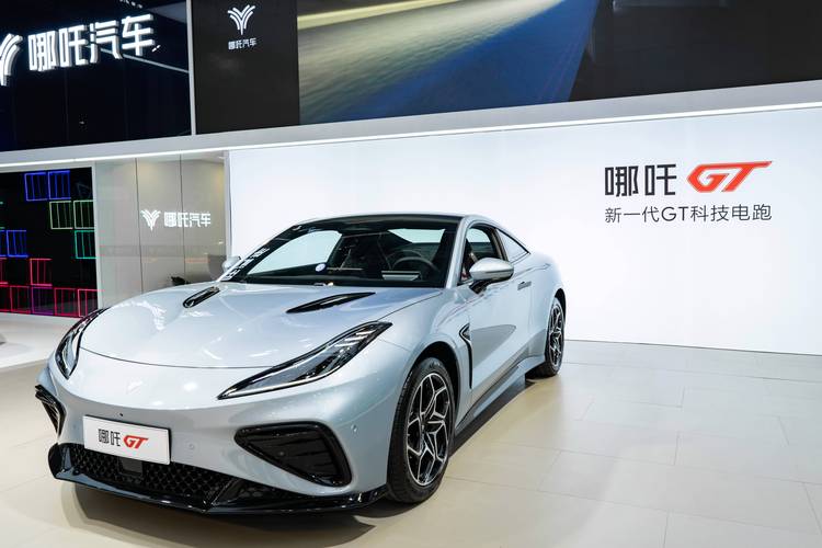 成都153哪吒汽车在智能汽车领域的表现，领途汽车在新能源汽车市场中的影响力